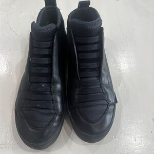 Woman’s Black Slip-On  Sneakers